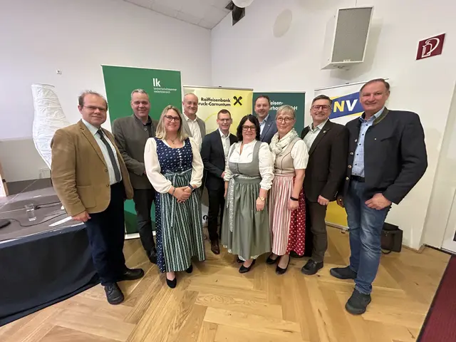 Direktor Arno Kastelliz, Kurt Huber, Melanie Schmidt, Boris Hudec-Widauer, Bernd Troant, Margit Kitzweger-Gall, Markus Steurer, Annemarie Raser, Bürgermeister Kurt Wimmer (ÖVP) und Kammerobmann Gerhard Mörk | Foto: Die Bäuerinnen