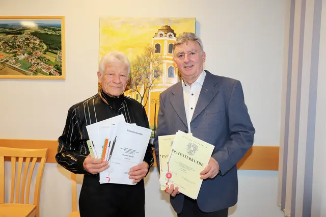 Bgm. Günter Müller (r.) gratulierte Siegfried Prugner aus Altenberg, der sich als Erfinder einen Namen gemacht hat. | Foto: Gemeinde St. Johann