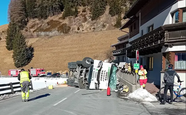 Der Betonmischer kippte auf der Brennerstraße in Stafflach auf die Fahrerseite. Der Lenker wurde verletzt ins Krankenhaus gebracht. | Foto: zoom.tirol