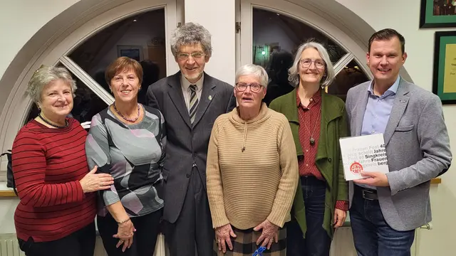 Traude Emberger-Valentan, Brigitte Bobelka, Obmann Siegfried Bauer, Chorleiterin Vera Bauer, Veronika Winkelbauer, Bgm Daniel Kos (v.l.) | Foto: Singkreis