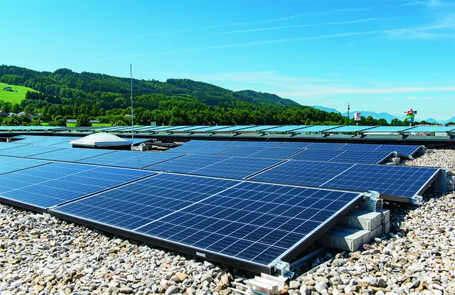 Die Photovoltaik-Anlage des Unternehmens Kuhn in Eugendorf. | Foto: Salzburg AG