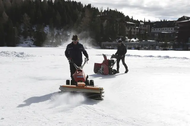 Walter Karlsberger und Patrick Weilheimer beim Praeparieren des Eislaufplatzes am Turracher See während ServusTVs "Heimatleuchten - Turracher Hoehe" auf der Turracher Hoehe, Kärnten, Österreich am 24. Februar, 2024. | Foto: ServusTV / Carolin Darschin