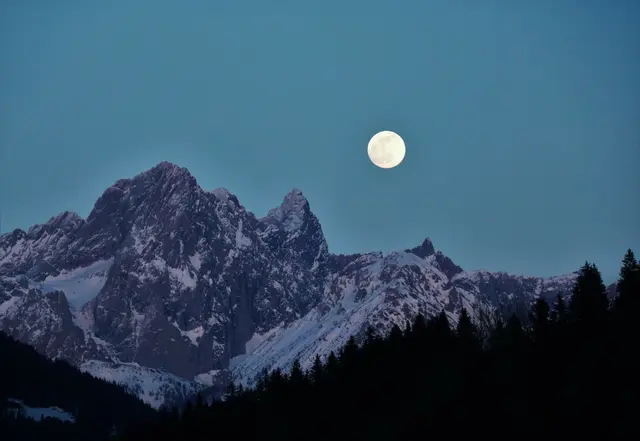 Der Februar-Vollmond wird traditionell als Schneemond bezeichnet, da in dieser Jahreszeit häufig starke Schneefälle und kühle Winterstürme auftraten. | Foto: Natascha Mahlknecht