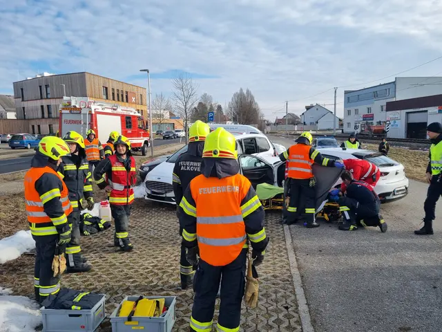 Gleich mehrere geparkte Autos wurden bei einem Crash auf der B129 in Akoven auf einem Pendlerparkplatz beschädigt. | Foto: FFW Alkoven