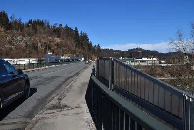 Die Brücke wird stets einspurig in Fahrtrichtung Krankenhaus befahrbar sein.  | Foto: Barbara Fluckinger