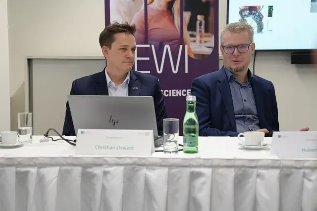 (v.l.) Christian Oswald, Leitung des Instituts ROBOTICS und Hubert Zangl, Institutsvorstand am Institut für Intelligente Systemtechnologien der Universität Klagenfurt. | Foto: MeinBezirk.at