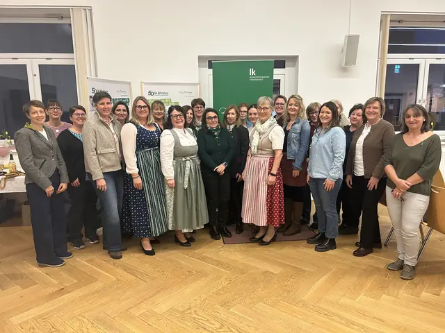 Bezirksbäuerin Margit Kitzweger-Gall, Gebietsbäuerin ÖKR Annemarie Raser und das Team "Die Bäuerinnen der Gemeinde zwischen Fischa und Leitha" | Foto: Die Bäuerinnen