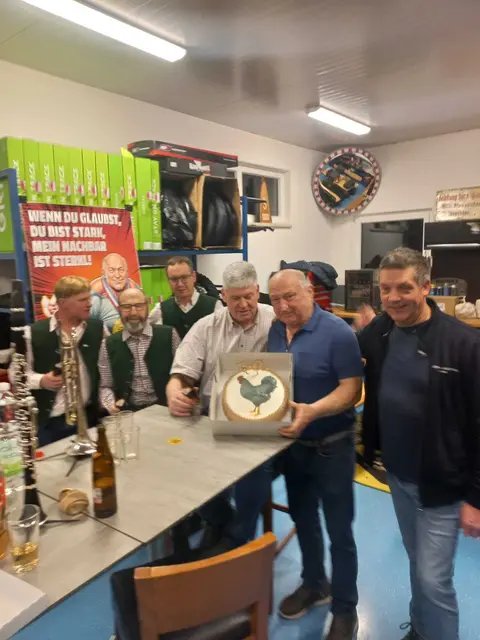 Kleintiertzüchter und Kraftsportler Rudolf Sterkl aus Loising, der mit seinem Gockel "Fritzi" in Wieselburg den Bundesmeistertitel holen konnte, feierte jetzt seinen 70er. | Foto: privat