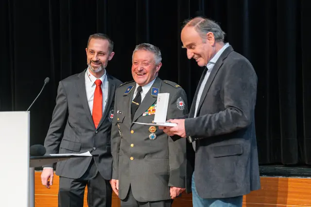 Der Mediziner Gerhard Fromm mit dem goldenem Verdienstzeichen hier mit Fritz Hammer | Foto: Petru Rimovetz