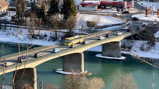 Die Bauarbeiten an der Wendlinger Brücke haben auch Auswirkungen auf die Buslinien in Kufstein.  | Foto: Kufstein mobil