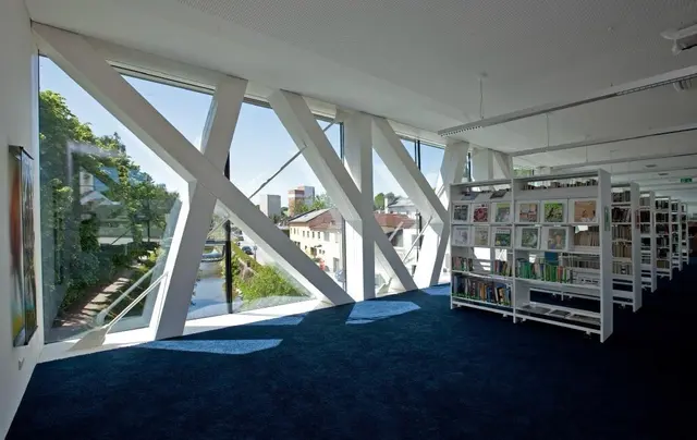 In der Bibliothek in Grieskirchen gibt es aufgrund der großem Nachfrage seit kurzem ein neues Regal nur für „New Adult“ und „Young Adult“ Bücher.  | Foto: F2 Architekten