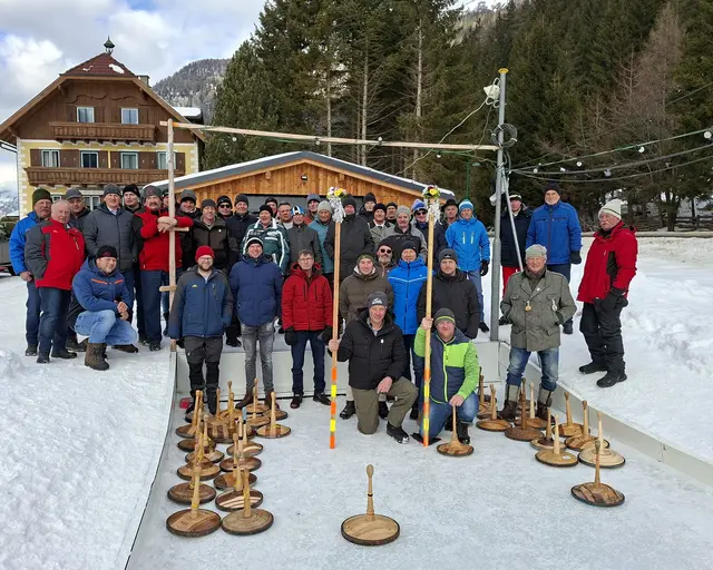 Auf der Eisbahn in Tweng fand vor kurzem das traditionelle "Bratlschießen" der Kameradschaft Mauterndorf-Tweng statt. | Foto: Sepp Gruber