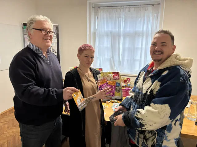 Michael Kollin (l.) und Alexandra Wagner übergeben das Tierfutter im „Cube 85“. | Foto: MeinBezirk/Katrin Löschnig