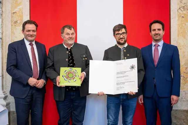 Mit der Auszeichnung wird bestätigt, dass die Kärntner Imkerschule Nachhaltigkeit nicht nur lehrt, sondern auch in der täglichen Bildungsarbeit umsetzt. | Foto: LVBK Bienenzucht GmbH