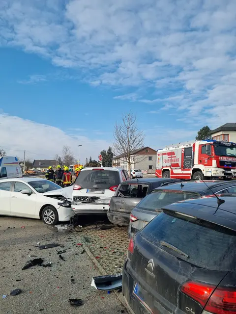 Gleich mehrere geparkte Autos wurden bei einem Crash auf der B129 in Akoven auf einem Pendlerparkplatz beschädigt. | Foto: FFW Alkoven