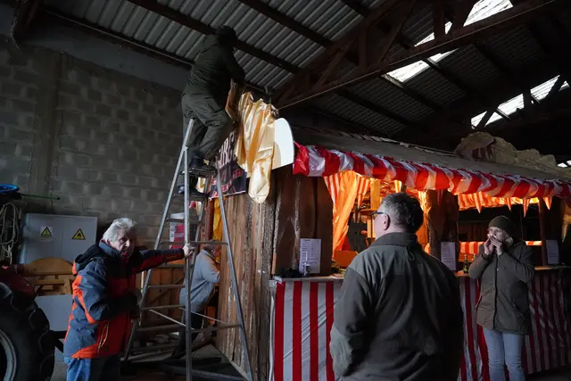 MeinBezirk durfte den ÖVP Frauen beim Wagenbau einen Blick über die Schulter werfen.. | Foto: Jennifer Flechl / MeinBezirk