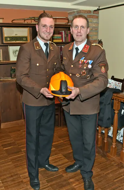 Julian Höllinger und sein Vorgänger Rudolf Tuma. | Foto: FF Vichtenstein