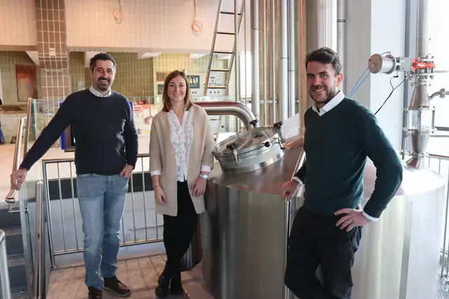 Oliver Plieschnig, Verkaufsleiter Süd, Theresa Omann, Community Managerin, und Braumeister Lukas Scharf sind gespannt auf die Fertigstellung. | Foto: MeinBezirk/Chiara Kresse
