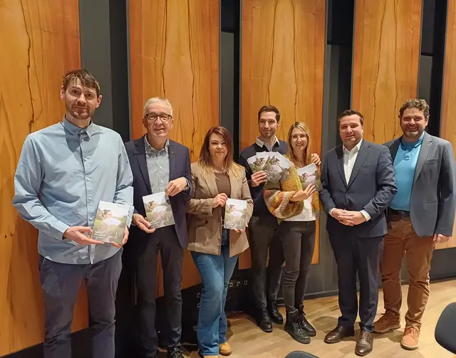 Florian Schweiger (Talkesselmarketing), Bgm. Herbert Mayer, Simone Zangerl (Geschäftsführerin der Ferienregion TirolWest), Martin Lechleitner (Künstl. Leiter), Tanja Abler (Talkesselmarketing), Bgm. Benedikt Lentsch (Zams),  Peter Vöhl (StR. für Kultur der Stadt Landeck)  (v.l.) | Foto: Monika Hammerl