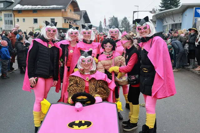 Batman – stilecht nur in Strumpfhosen beim Faschingsumzug in Straßwalchen. | Foto: Neumayr