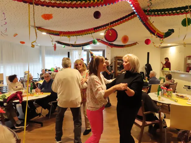 Gemeinsam lässt sich gleich viel lieber das Tanzbein schwingen. | Foto: Marienhof Wohngemeinschaften GmbH