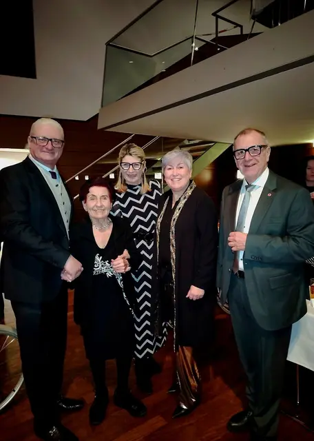 Vizebürgermeister von Ternitz Peter Spicker, Bewohnerin Berta Krumhuber, Hausleitung Elisabeth Windbichler, Stadträtin Martina Klengl und Landespräsident des Pensionistenverbands in Niederösterreich Rupert Dworak beim gemeinsamen Ballabend. | Foto: SeneCura
