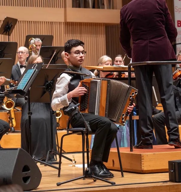 Benedikt Auzinger stand gemeinsam mit dem ptArt Orchester auf der Bühne und begeisterte das Publikum.  | Foto: PVOÖ/Christoph Kiehas
