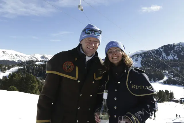 Pistenbutler Christian Kolbitsch und Kollegin Lena posieren für ein Foto während ServusTVs "Heimatleuchten - Winter auf der Turrach" in Turracher Höhe, Österreich am 21. Februar, 2024. | Foto: ServusTV / Carolin Darschin