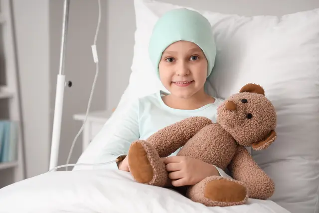 Mittlerweile können etwa 80 bis 85 Prozent der Kinder und Jugendlichen, die an Krebs erkranken, dauerhaft geheilt werden. | Foto: serezniy/Smarterpix