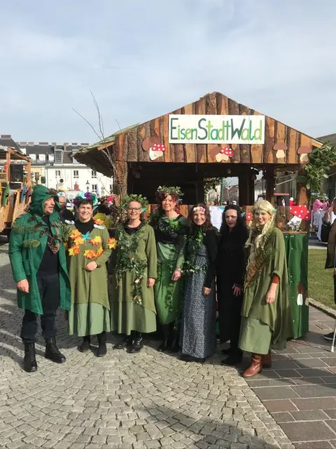 Jedes Jahr überlegen sich die Frauen ein neues Thema für ihren Wagen.  | Foto: Angelika Nöhrer