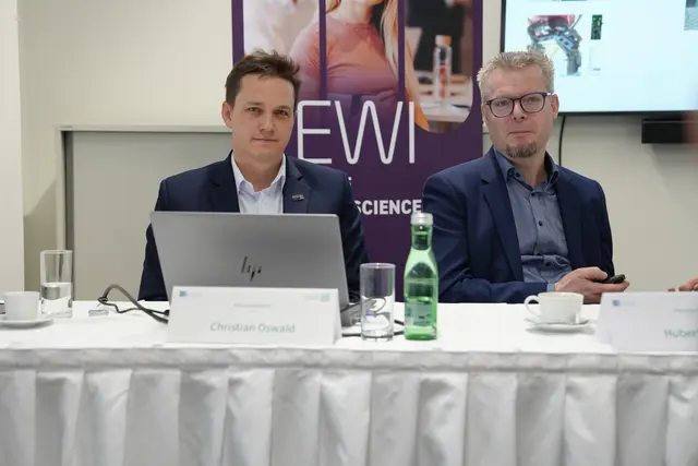 Oswald und Zankl gaben auch einen detaillierten Einblick in die Arbeit der Forschungseinrichtungen und in welchen Bereichen diese zum Einsatz kommen sollen. | Foto: MeinBezirk.at