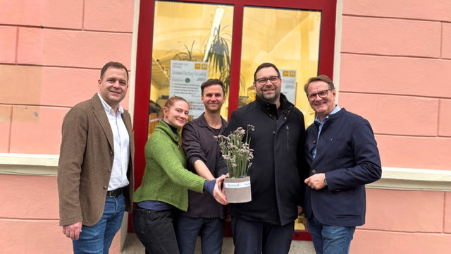 Das Team vom Streetwork Hartberg-Fürstenfeld wurde zur Eröffnung natürlich auch von Bürgermeister Marcus Martschitsch besucht. Für die Gemeinde ist das Team die wesentlichste Säule der Jugendarbeit, die man auf jeden Fall erhalten wollte. | Foto: MeinBezirk/Margot Jeitler
