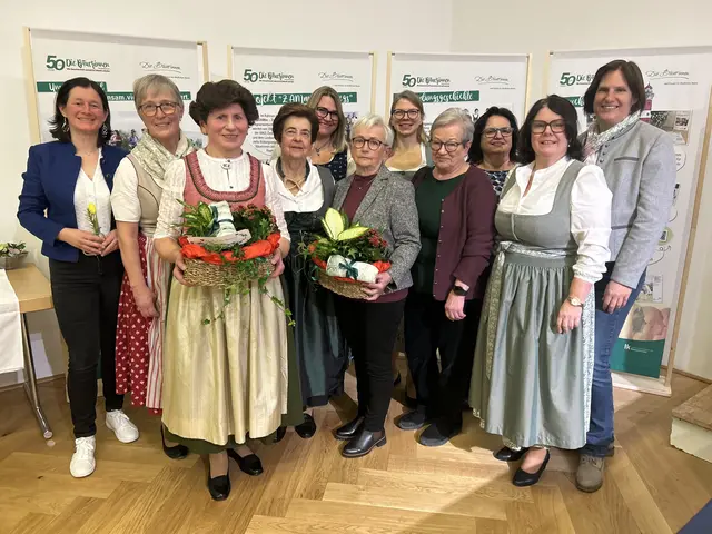 Funktionärinnen einst und jetzt: Eva Wittner, Annemarie Raser, Rosi Leithner, Hildegard Schorn, Melanie Schmidt, Brigitte Windholz, Melanie Gausterer, Gusti Hölzl, Anna Moser, Margit Kitzweger-Gall und Bettina Trapl
 | Foto: Die Bäuerinnen