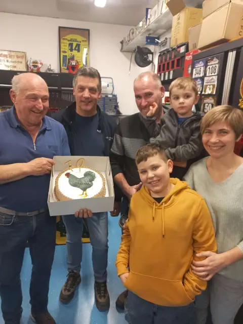 Kleintiertzüchter und Kraftsportler Rudolf Sterkl aus Loising, der mit seinem Gockel "Fritzi" in Wieselburg den Bundesmeistertitel holen konnte, feierte jetzt seinen 70er. | Foto: privat
