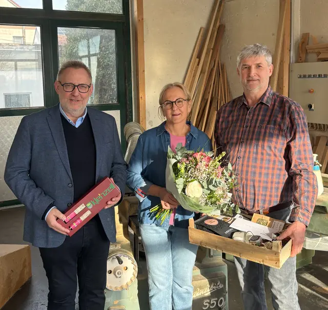 Bürgermeister Klaus Falkinger (l.) bedankte sich bei Maria und Reinhard Plöderl. | Foto: Gemeinde Kleinzell