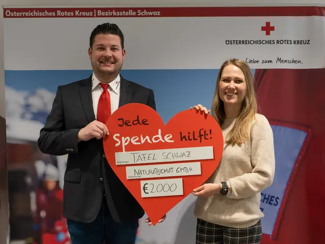 Lisa Gerecht und Domink Hasenberger mit der Spende für die Tafel Schwaz.  | Foto: Naturbiomat