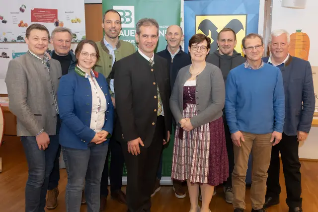 Bürgermeister Klaus Lindinger gratulierte dem neu gewählten Bauernbundvorstand mit Obmann Franz Steininger (Bildmitte). Die Vorstandsmitglieder Gerald Krötzl (von links), Josef Krumohuber, Michaela Seiringer, Bürgermeister Klaus Lindinger, Obmann Franz Steininger, Helmut Krug, Marianne Forthofer, David Wieshaider, Gerhard und Jakob Auer. | Foto: BB Fischlham/Kienesberger