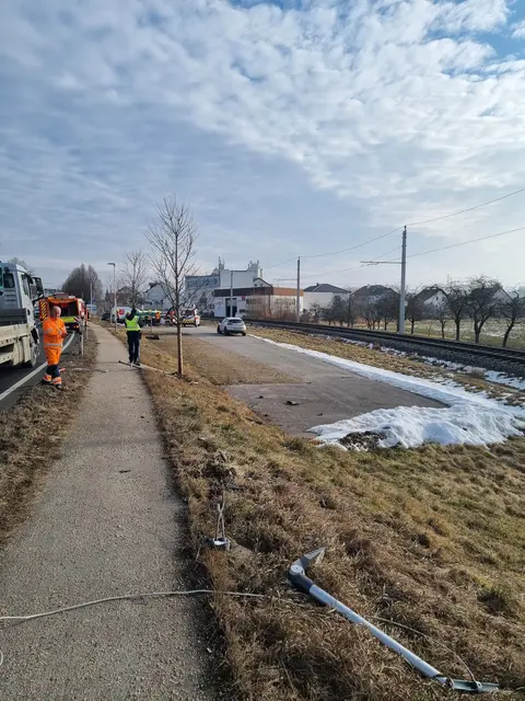 Gleich mehrere geparkte Autos wurden bei einem Crash auf der B129 in Akoven auf einem Pendlerparkplatz beschädigt. | Foto: FFW Alkoven