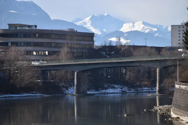 Die Brücke wird in zwei Abschnitten saniert.  | Foto: Barbara Fluckinger