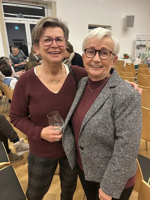 Johanna Schnellrieder und Brigitte Windholz genießen den Abend. | Foto: Die Bäuerinnen