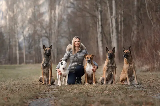 Nicht nur ein Herz, sondern auch ein gutes Händchen für Hunde hat Carina Pichler. Die 29-Jährige hat in Fulpmes ihren eigenen Hundesalon "Felliva" eröffnet. | Foto: Carina Pichler