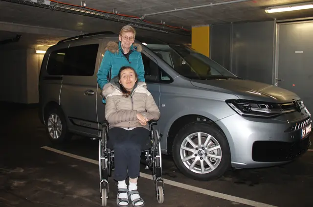 Maria und Angelika Preining mit dem neuen fahrbaren Untersatz. | Foto: MeinBezirk/Schütz