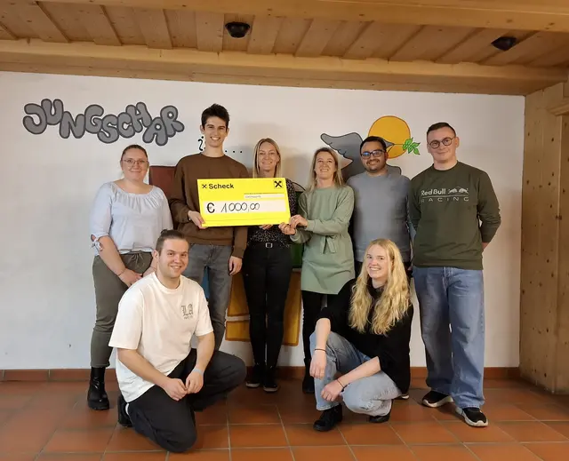 Carina Posch und Doris Dietel (3. und 4. v.l.) bei der Spendenübergabe an die Jungschar. | Foto: Dietel
