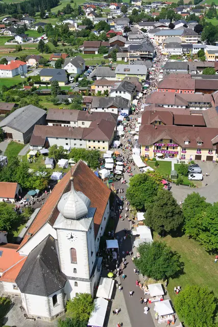 Jedes Jahr am 15. August herrschte in Klaffer Ausnahmezustand. Viele Besucher kamen zum Kräuterkirtag.  | Foto: Alfred Hofer