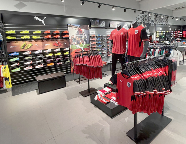 "11teamsports" hat einen neuen Store eröffnet und setzt sportliche Maßstäbe in der Region. | Foto: 11teamsports