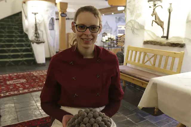 Portrait Patissier Marie-Christin Weissensteiner während ServusTVs "Heimatleuchten - Winter auf der Turrach" im Seehotel Jägerwirt auf der Turracher Höhe, Kärnten, Österreich am 22. Februar, 2024. | Foto: ServusTV / Carolin Darschin