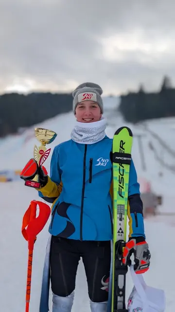 Die stolze Larissa Hofer mit ihrer Auszeichnung. | Foto: Mike Hofer