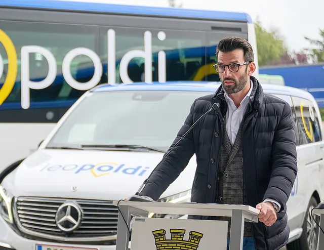 LH-Stv. Udo Landbauer: "Oft sind es kleine Anpassungen bei Fahrplänen, Anschlüssen oder Haltestellen, die für die Fahrgäste einen riesigen Unterschied machen."



  | Foto: NLK Pfeiffer
