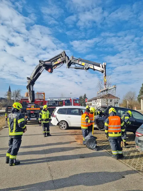 Gleich mehrere geparkte Autos wurden bei einem Crash auf der B129 in Akoven auf einem Pendlerparkplatz beschädigt. | Foto: FFW Alkoven