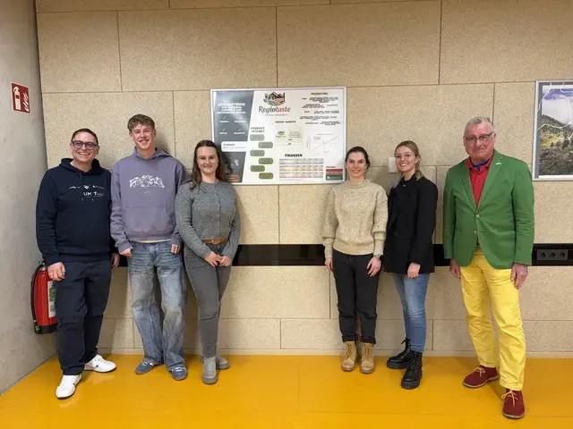 v.l.n.r.: LV-Leiter Alexander Plaikner (UMIT TIROL), Siegerteam „Regiotaste“: Simon Hagele, Sophie Österwitz, Linda Farwick, Maria Buduligh und Peter Heimerl, Studienleiter in Landeck seitens der UMIT TIROL
 | Foto: UMIT Tirol 